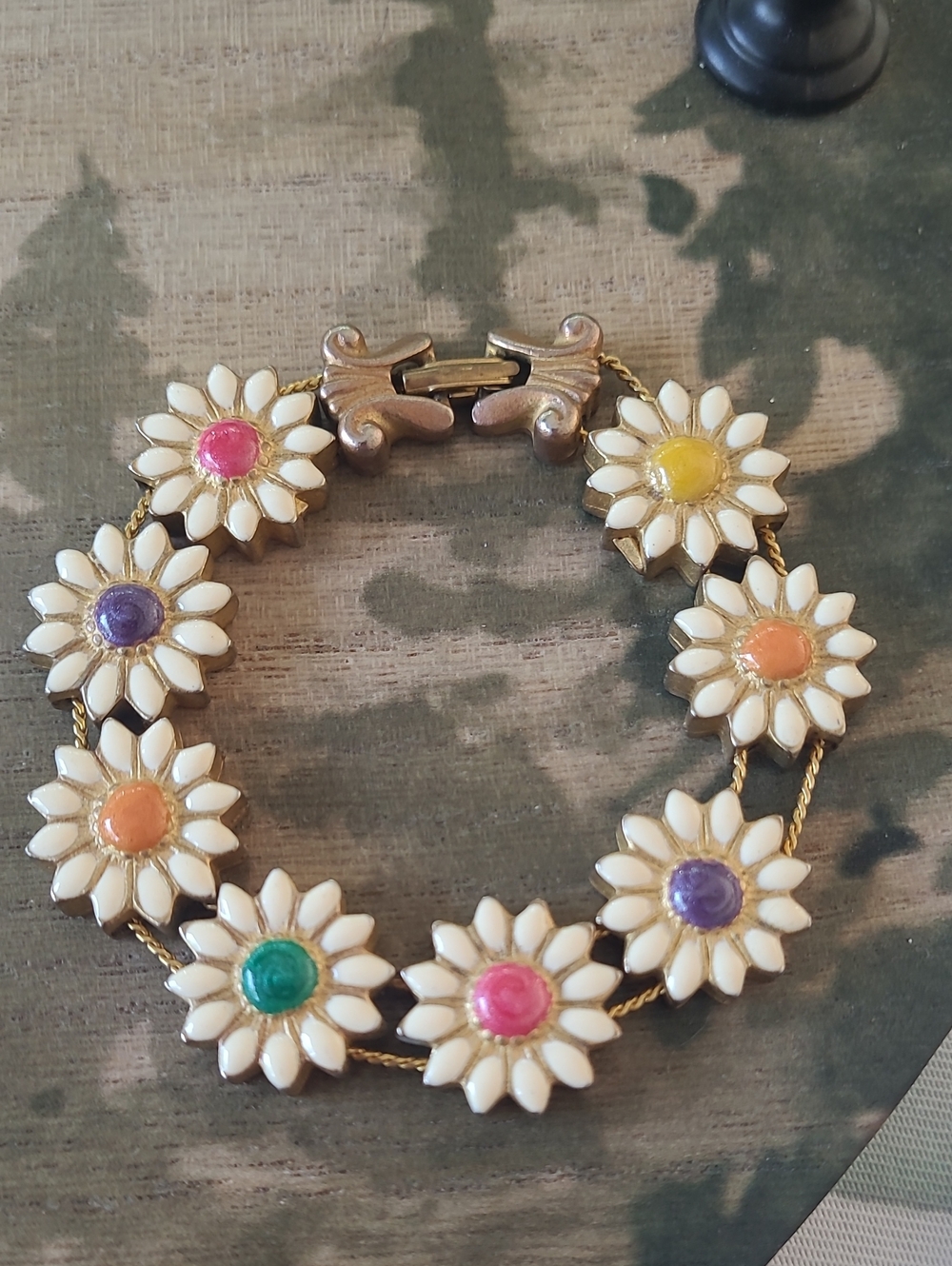 Weiss Daisy Flower Bracelet with Multicolor Centers